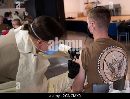 CAMP LEMONNIER, Gibuti (Feb 27, 2021) lo staff dell'esercito degli Stati Uniti. SGT. Kristin Zimmerman, una medaglia di gruppo per gli affari civili in Africa orientale, amministra il vaccino COVID-19 a Camp Lemonnier, Gibuti, 27 febbraio 2021. Anche se il vaccino è volontario, circa 1,100 persone a Camp Lemonnier hanno ora ricevuto il loro primo turno di vaccino COVID-19. (STATI UNITI Air Force photo by Senior Airman Taylor Davis) 210227-F-YK577-1035 Foto Stock