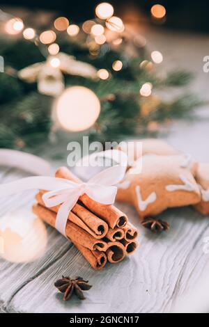 Cannella di Natale e di Capodanno legato con nastro rosa e biscotti allo zenzero Foto Stock