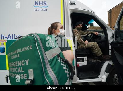 Servizio di ambulanza Scozzese Paramedic Amy Young a fianco di Guy Spiers privati dal 68 Squadron del 7° Regiment Royal Logistic Corps durante una visita del Segretario della Sanità Humza Yousaf (non raffigurata) al centro di educazione clinica nell'edificio Scottish Fire and Rescue di Hamilton, Lanarkshire, Dove ha incontrato il personale dell'esercito per ringraziarli per aver aiutato il Servizio di ambulanza Scozzese. Data foto: Venerdì 24 settembre 2021. Foto Stock