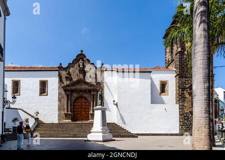 Santa Cruz de la Palma, Spagna - 13 agosto 2021: Piazza di Spagna nella città vecchia. Chiesa di El Salvador Foto Stock