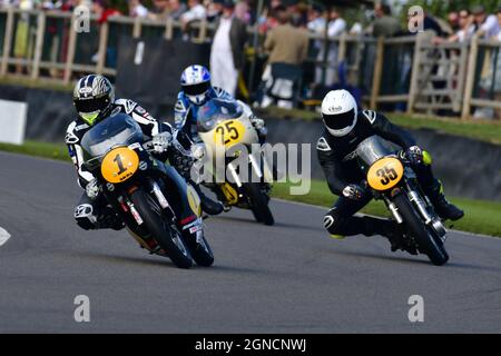 Conor Cummins, Keith Bush, Norton Manx 30M, Glen Inglese, John McGuinness, Matchless G50, Barry Sheene Memorial Trophy, Goodwood Revival 2021, Septeb Foto Stock