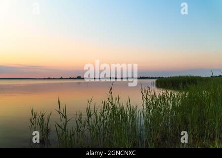 Bellissimo tramonto sulla spiaggia Paralepa a Haapsalu. Foto Stock