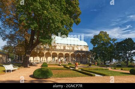 Il Giardino reale del Castello di Praga il primo giorno d'autunno soleggiato. Sul bordo orientale di questo giardino rinascimentale si trova il Palazzo d'Estate della Regina Anna, bui Foto Stock