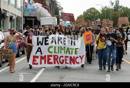 Halifax, Nuova Scozia, Canada. 24 settembre 2021. Centinaia di giovani provenienti da tutta Kjipuktuk (Halifax) hanno preso per strada dimostrando per la giustizia climatica, in coincidenza con gli attacchi globali in tutto il mondo. Dopo le elezioni federali, lo sciopero sul clima Halifax chiede che i politici seguano le loro promesse sul clima, e rappresentino veramente le richieste della gente di agire con coraggio e con urgenza sulla crisi climatica. Venerdì per le stime future ci sono raduni che si verificano in più di 1,400 città e città in tutto il mondo come parte dell'azione del Venerdì. Credit: Meanderingemu/Alamy Live News Foto Stock