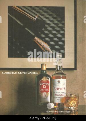 Dewar's white label premium scotch whiskey whisky vintage advert ad 1970 1980 Foto Stock