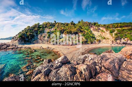 Pittoresca vista sulla piccola spiaggia di Xigia sull'isola di Zante. Soleggiato mare di primavera del Mar Ionio, Grecia, Europa. Concetto di viaggio bac Foto Stock