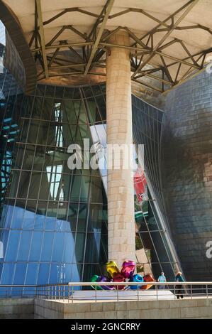 Particolare del museo Guggenheim e della scultura di Jeff Koons 'Tulips', Bilbao, Biscay, Paesi Baschi, Euskadi, Euskal Herria, Spagna, Europa Foto Stock