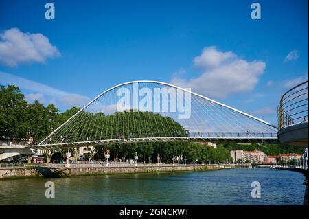 Ponte Zubizuri (Santiago Calatrava ponte) Nervion River, Bilbao, Biscaglia, Paese Basco, Euskadi, Euskal Herria, Spagna, Europa Foto Stock
