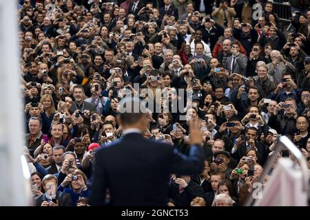 Il presidente Barack Obama esce da un Dreamliner del 787 per salutare i lavoratori e presentare osservazioni presso lo stabilimento di produzione Boeing-Everett a Everett, Washington, 17 febbraio 2012. (Foto ufficiale della Casa Bianca di Pete Souza) questa fotografia ufficiale della Casa Bianca è resa disponibile solo per la pubblicazione da parte delle organizzazioni di notizie e/o per uso personale la stampa dal soggetto(i) della fotografia. La fotografia non può essere manipolata in alcun modo e non può essere utilizzata in materiali commerciali o politici, pubblicità, e-mail, prodotti, promozioni che in alcun modo suggeriscono l'approvazione o l'approvazione del presidente, la F. Foto Stock