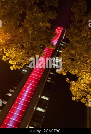 Vista notturna di uno dei grattacieli più alti della città di Madrid. Foto Stock