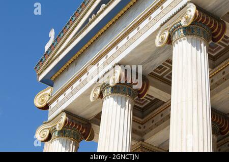 Colonne in stile ionico, frontone con il tema centrale della dea Atena e le statue di Socrate e Platone, Accademia di Atene Foto Stock