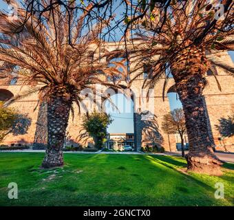 Paesaggio urbano con acquedotto medievale Kamares nella città di Kavala. Serata di primavera soleggiata in Macedonia, Grecia, Europa. Concetto di viaggio background. Arti Foto Stock