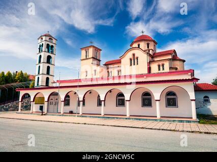 Piccola chiesa ortodossa nel villaggio di Nea Kerdilia. Colorata scena primaverile nel nord della Grecia. Splendida vista mattutina della campagna, regione di Kavala. Artistico Foto Stock