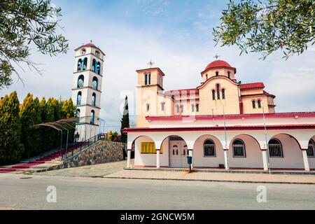 Piccola chiesa ortodossa nel villaggio di Nea Kerdilia. Colorata scena primaverile nel nord della Grecia. Splendida vista mattutina della campagna, regione di Kavala. Artistico Foto Stock