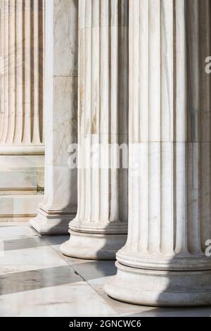 Colonne in stile ionico, frontone con il tema centrale della dea Atena e le statue di Socrate e Platone, Accademia di Atene Foto Stock