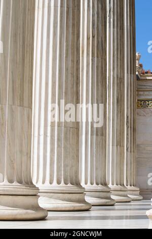 Colonne in stile ionico, frontone con il tema centrale della dea Atena e le statue di Socrate e Platone, Accademia di Atene Foto Stock