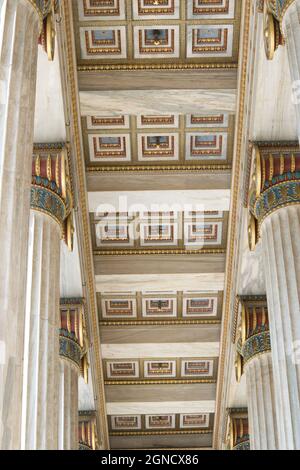 Colonne in stile ionico, frontone con il tema centrale della dea Atena e le statue di Socrate e Platone, Accademia di Atene Foto Stock