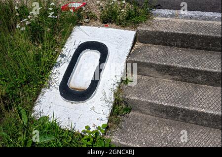 Scala e marcatura di un chilometro zero sul lungofiume del Danubio in Austria Foto Stock