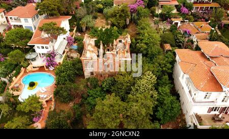 All'interno e all'esterno di una villa in mattoni rossi distrutta sull'isola di Prinkipo, Büyükada nel Mare di Marmara vicino Istanbul, Turchia Foto Stock