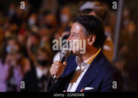 Il leader del movimento 5 Stelle Giuseppe Conte nella capitale del Pentro per sostenere il candidato sindaco Piero Castrataro, Isernia, Italia Foto Stock