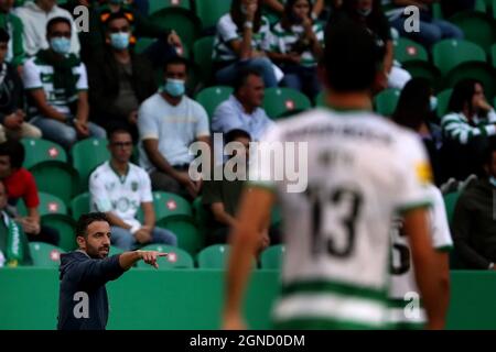 Lisbona, Portogallo. 24 settembre 2021. Il capo allenatore di sport Ruben Amorim gesticola durante la partita di calcio della Lega Portoghese tra Sporting CP e CS Maritimo allo stadio Jose Alvalade di Lisbona, Portogallo, il 24 settembre 2021. (Credit Image: © Pedro Fiuza/ZUMA Press Wire) Credit: ZUMA Press, Inc./Alamy Live News Foto Stock