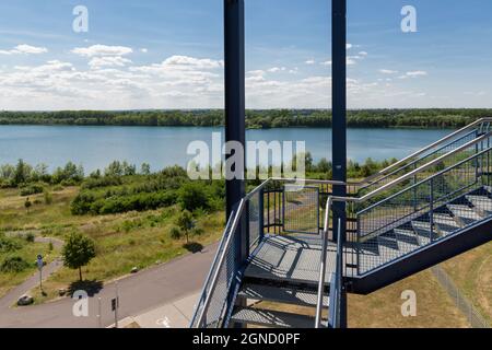 Scala in acciaio per il punto di vista vicino al fiume tedesco Elbe Foto Stock