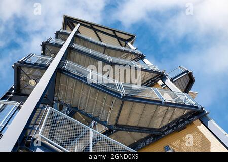 Scala in acciaio per il punto di vista vicino al fiume tedesco Elbe Foto Stock
