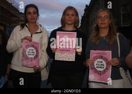 Newcastle upon Tyne, Regno Unito, 24 settembre 2021, le donne di Newcastle detengono la veglia a lume di candela per Sabina Nessa al Gray's Monument, Credit: David Whinham/Alamy Live News Foto Stock