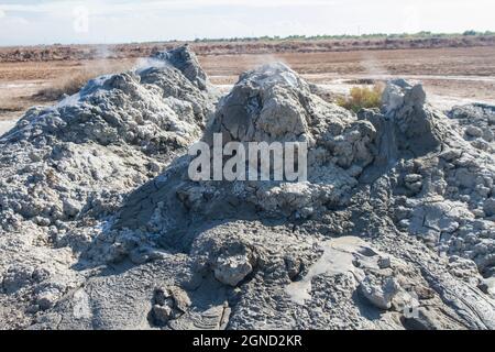 Centrali geotermiche e vulcani di fango vicino al Mare di Salton. Foto Stock