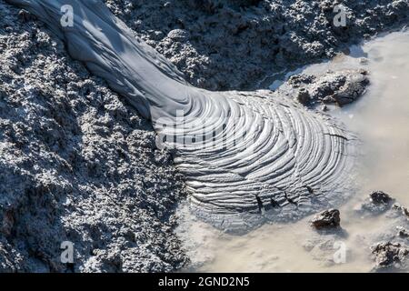 Centrali geotermiche e vulcani di fango vicino al Mare di Salton. Foto Stock