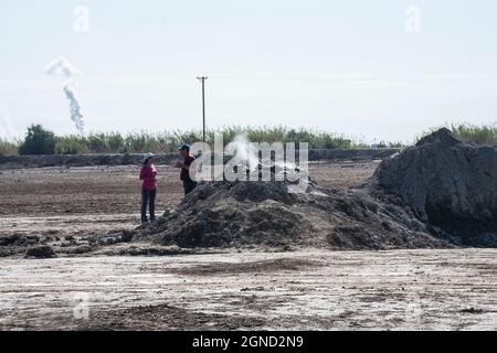 Centrali geotermiche e vulcani di fango vicino al Mare di Salton. Foto Stock