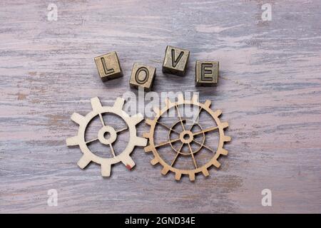 Primo piano di attrezzi in legno e la parola AMORE su uno sfondo in legno Foto Stock