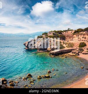 Soleggiata vista primaverile di Corte Ovest di Heraion di Perachora, Limni Vouliagmenis posizione. Colorato mare di mattina del mar Egeo, Grecia, Europa. Viaggiatori Foto Stock