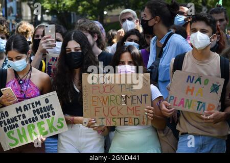 Lisbona, Portogallo. 24 settembre 2021. Gli attivisti hanno cartelloni durante una marcia per l'ecologia e la decontaminazione del pianeta a Lisbona. Diverse organizzazioni studentesche create nel 2019 da Greta Thunberg, attivista svedese, sono ritornate in strada per chiedere ai leader mondiali una rapida azione sul clima. Le richieste vanno dai settori dell'energia, dei trasporti, dell'agro-silvicoltura, dell'istruzione, dell'estrazione mineraria e dell'urbanizzazione; tali azioni sono state condotte sotto lo slogan "la nostra casa è incendiata. La società deve agire”. Questa è l'ottava manifestazione chiamata dagli studenti portoghesi in nome della giustificazione climatica Foto Stock