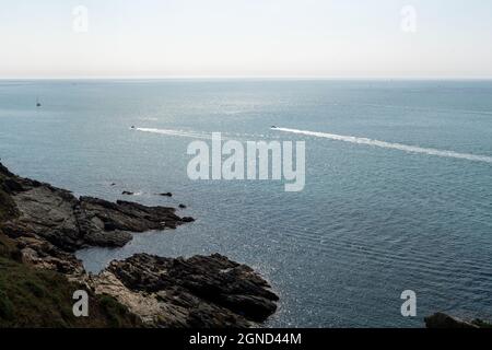 Vista sul canale Inglese dal Southwest Coastal Path, Portlemouth Down, The Bull, vicino a Salcombe, Devon, che mostra un sacco di attività in mare. Foto Stock