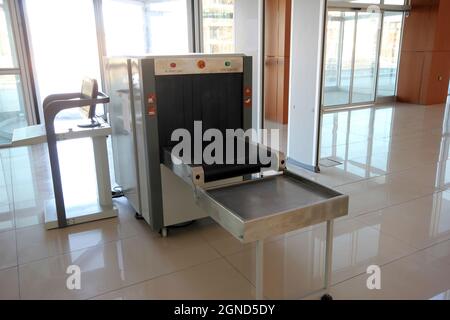 Checkpoint di sicurezza dell'ingresso dell'edificio. Dispositivo di scansione a raggi X. Foto Stock