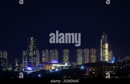 Bellissimo paesaggio urbano di Ankara di notte. Foto distante del distretto di Oran con grattacieli. Foto Stock