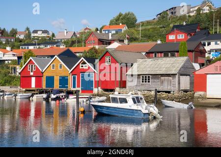 Case in legno colorate sul mare a Osoyro in Norvegia Foto Stock