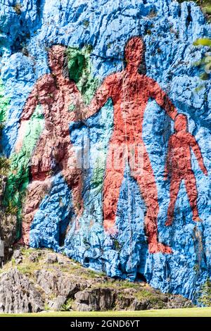 Mural de la Prehistoria il Murale della Preistoria dipinto su una scogliera nella valle dei Vinales, Cuba. Foto Stock