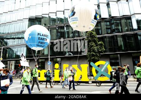 Berlino, Germania. 24 settembre 2021. A Berlino, i partecipanti hanno marciato attraverso il distretto governativo della capitale in una dimostrazione di protezione del clima. Lo stesso "venerdì per il futuro" ha parlato di più di 100,000 persone. (Foto di George Panagakis/Pacific Press) Credit: Pacific Press Media Production Corp./Alamy Live News Foto Stock