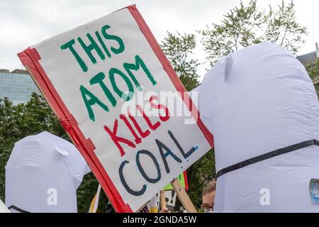 Segno di difesa dell'uso dell'energia nucleare durante la marcia sul clima globale organizzata da Fridays for Future di fronte al Provincial legislative Buildi Foto Stock