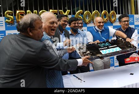 Mumbai, India. 24 settembre 2021. La gente festeggia al di fuori della Borsa Bombay (BSE) a Mumbai.Sensex ha attraversato il livello 60,000 per la prima volta. (Foto di Ashish Vaishnav/SOPA Images/Sipa USA) Credit: Sipa USA/Alamy Live News Foto Stock