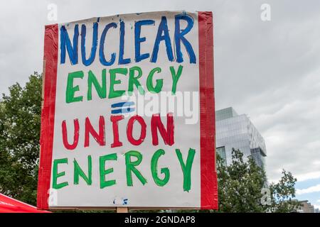 Segno di difesa dell'uso dell'energia nucleare durante la marcia sul clima globale organizzata da Fridays for Future di fronte al Provincial legislative Buildi Foto Stock