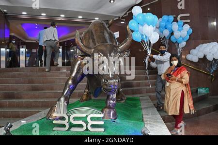 Mumbai, India. 24 settembre 2021. I preparativi per festeggiare sono in corso presso la Bombay Stock Exchange (BSE) a Mumbai.Sensex ha attraversato il livello 60,000 per la prima volta. (Foto di Ashish Vaishnav/SOPA Images/Sipa USA) Credit: Sipa USA/Alamy Live News Foto Stock