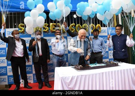 Mumbai, India. 24 settembre 2021. La gente festeggia al di fuori della Borsa Bombay (BSE) a Mumbai.Sensex ha attraversato il livello 60,000 per la prima volta. (Foto di Ashish Vaishnav/SOPA Images/Sipa USA) Credit: Sipa USA/Alamy Live News Foto Stock