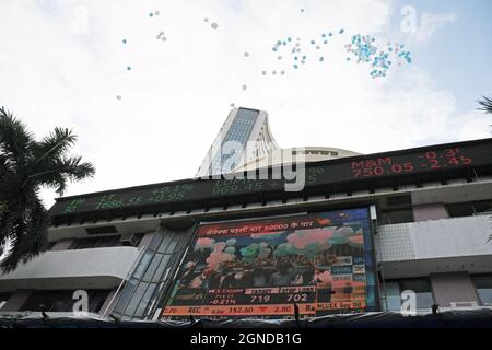 Mumbai, India. 24 settembre 2021. Palloncini che volano sulla Borsa di Bombay (BSE) a Mumbai.Sensex ha attraversato il livello 60,000 per la prima volta. (Foto di Ashish Vaishnav/SOPA Images/Sipa USA) Credit: Sipa USA/Alamy Live News Foto Stock