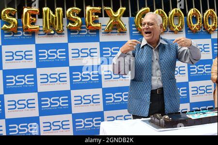 Mumbai, India. 24 settembre 2021. Un uomo festeggia al di fuori della Bombay Stock Exchange (BSE) a Mumbai.Sensex ha attraversato il livello 60,000 per la prima volta. (Foto di Ashish Vaishnav/SOPA Images/Sipa USA) Credit: Sipa USA/Alamy Live News Foto Stock