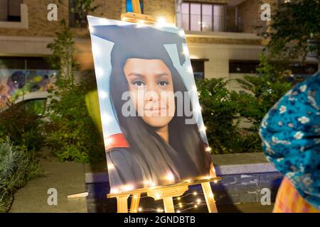 Londra UK, 24 settembre 2021: Ritratto Foto su Easel. Centinaia di persone si sono unite a Kidbrooke sud-est di Londra una veglia per la scuola elementare insegnante Sabina Nessa , vita tagliata breve la settimana scorsa, corpo trovato 24 ore più tardi, come lei ha camminato per incontrare amici in un pub locale vicino a casa sua credito: Xiu Bao / Alamy Live News Foto Stock