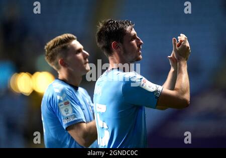 Il Dominic Hyam di Coventry City (a destra) applaude i fan alla fine della partita del campionato Sky Bet alla Coventry Building Society Arena di Coventry. Data foto: Venerdì 24 settembre 2021. Foto Stock