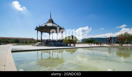 Valence, Francia - 09 04 2021 : chiosco Peynet a Valence con riflessione sull'acqua dello stagno Foto Stock